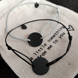 Šnúrkový náramok na gravírovanie čierny disk